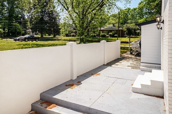 Foto del edificio - Sheek Updated Home With Pool!