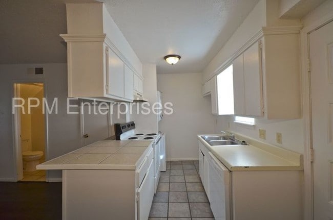 Building Photo - 6100 MacArthur Park Ln