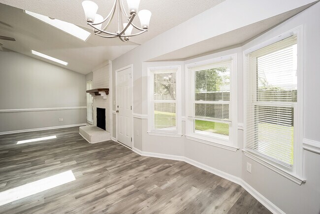 Foto del edificio - 8117 N Ridgebrook Dr