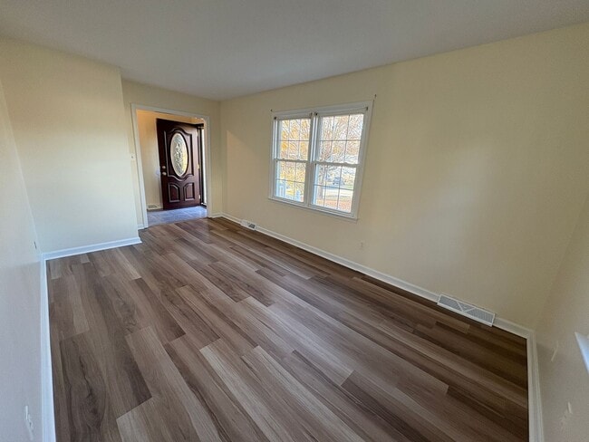 Building Photo - Spacious split level in Campell County nea...