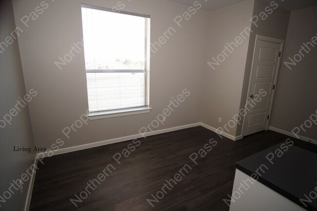 Building Photo - Beautiful 2 BDR w/ Refrigerated AC