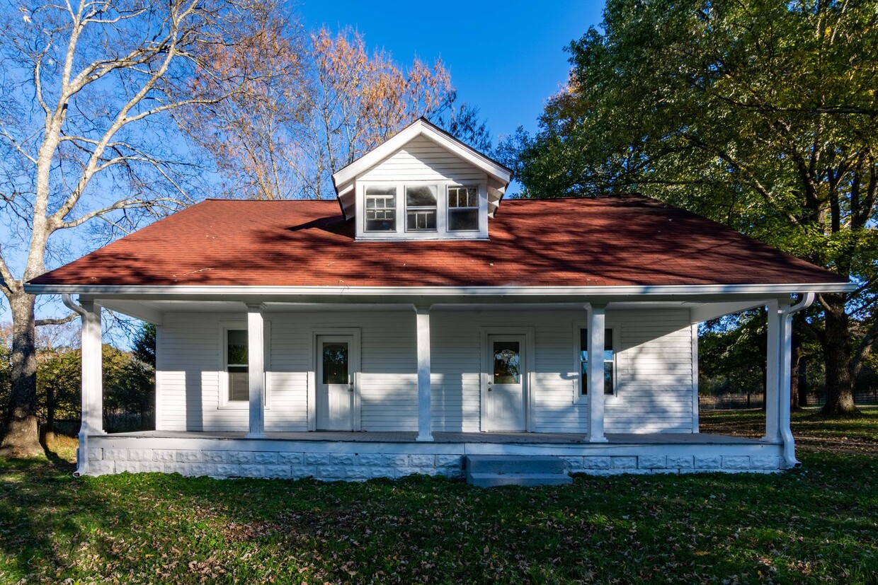 Primary Photo - G TEAM - FOR LEASE - Quaint, Private Farmhouse