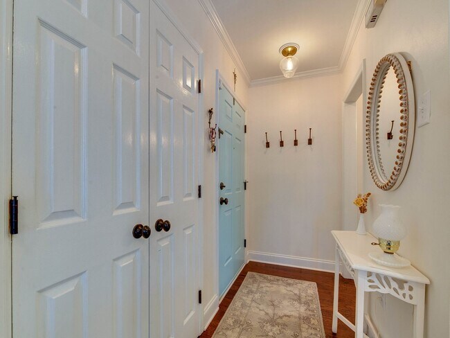 Foto del edificio - A picture perfect cottage home ready for you with community pool!