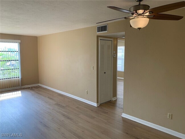 Foto del edificio - 6142 Whiskey Creek Dr