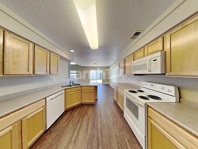 Foto del edificio - 20000 Mitchell Pl