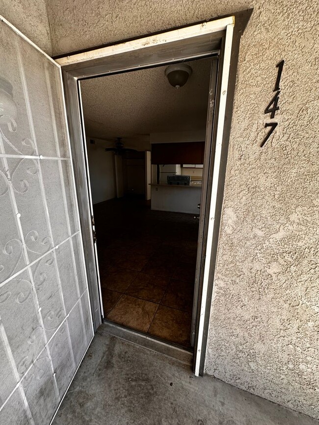 Building Photo - 2 Bed 1 Bath in Gated Community