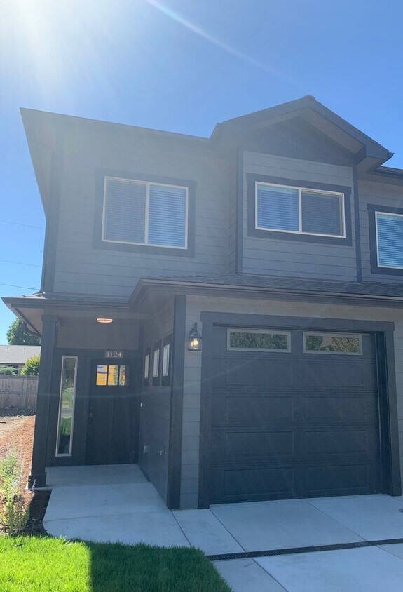Foto principal - 2-Bed, 2-Bath Townhouse with Modern Touche...