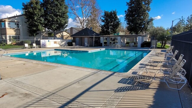Building Photo - Two Story 2 Bed 1.5 Bath With Double Car G...