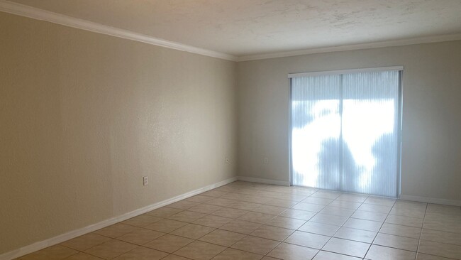 Foto del edificio - Updated 1-Bedroom Condo in a Gated Communi...