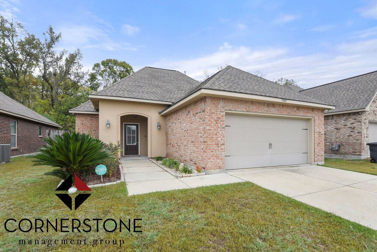 Primary Photo - HOLIDAY PRICING SPECIAL! 3 BEDROOM, 2 BATH...