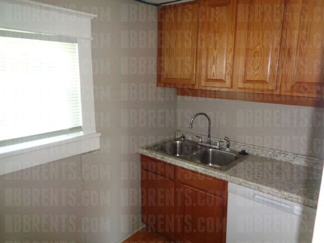 Building Photo - 1022 Auburn St 2BR/1BA (Middletown)