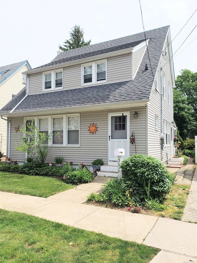 51 Capitol Ave, Williston Park, NY 11596 Apartment for Rent in