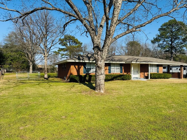 Building Photo - Prime Prattville  Location