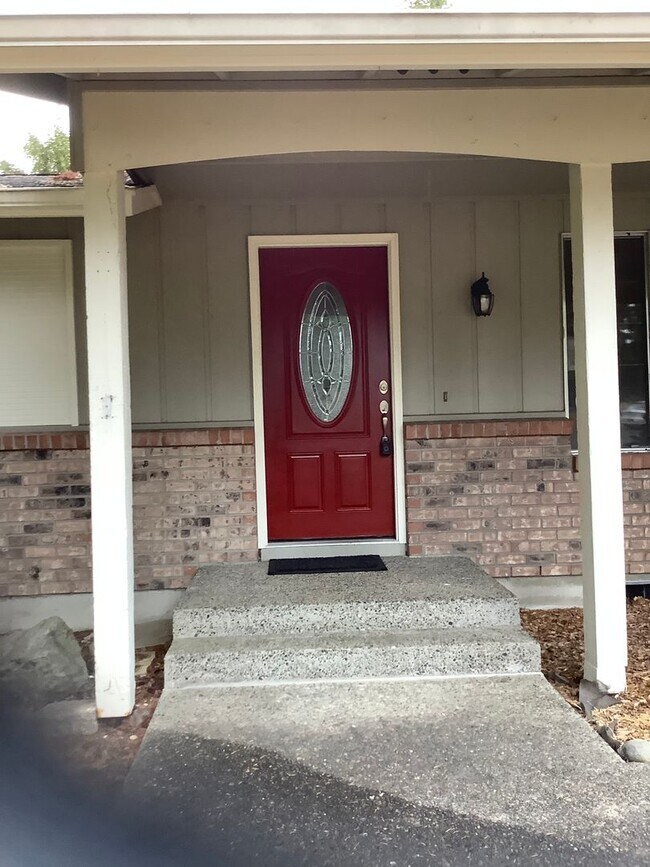 Building Photo - Central Port Orchard 3 Bed 2 Bath Rambler