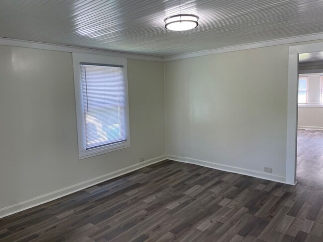 Building Photo - NEWLY RENOVATED 3 BED, 1.5 BATH WITH BONUS...