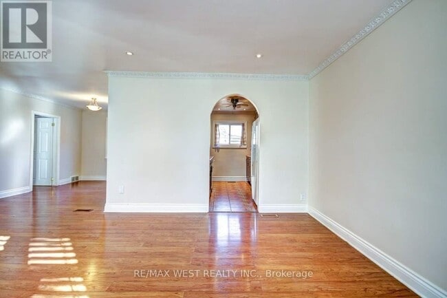 Building Photo - 1171 Mineola Gardens