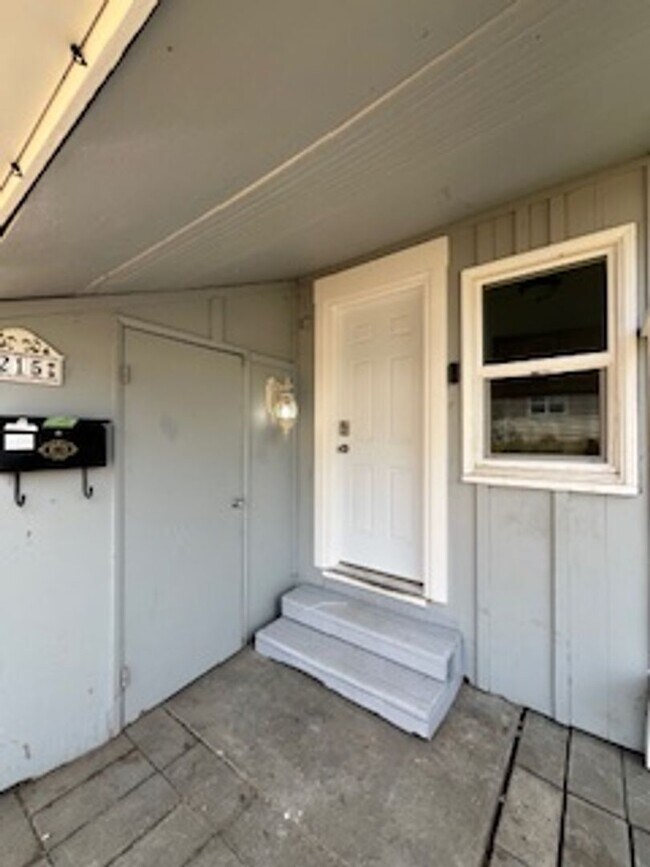 Building Photo - Elm Duplex
