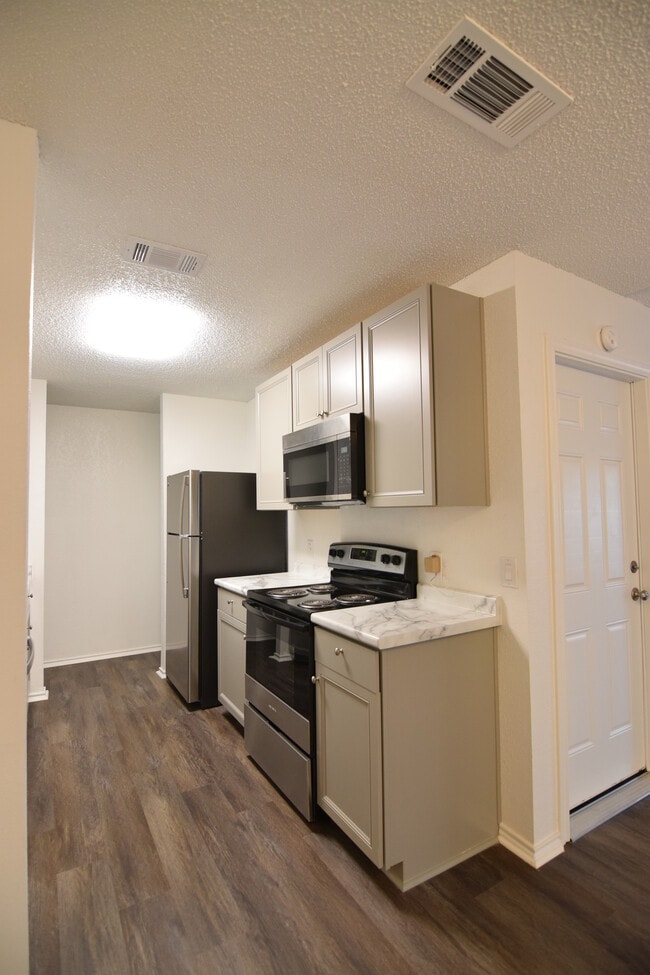 Building Photo - 2245 Hilltop Loop
