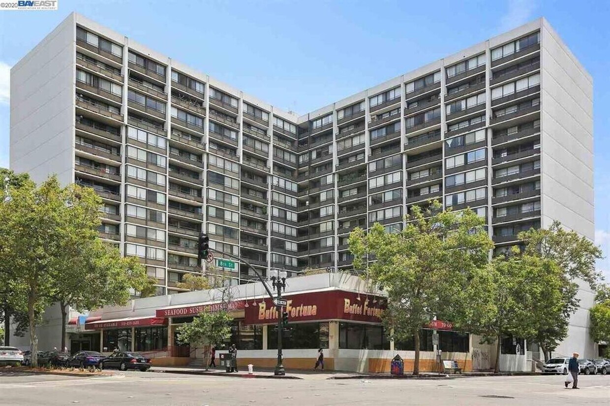 Foto principal - Spacious 2 bed 1.5 bath condo in Oakland's...