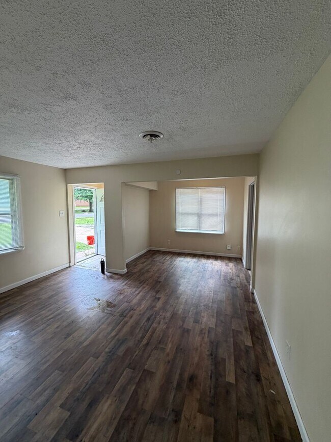 Building Photo - Move in Ready