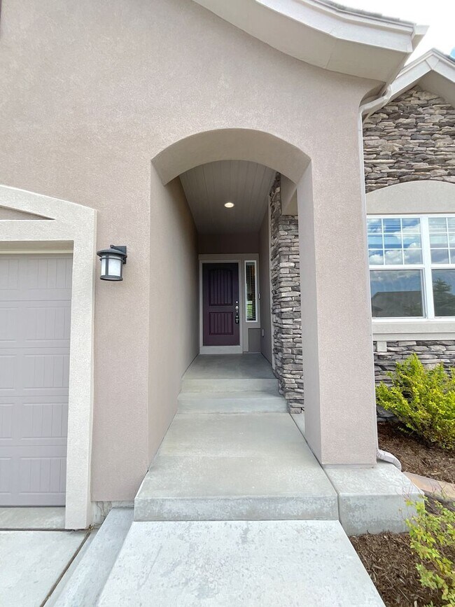 Foto del edificio - 4 Bedroom Home Available Near Old Ranch Rd & N Powers Blvd