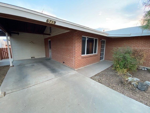 Building Photo - 6719 E Calle Cappela