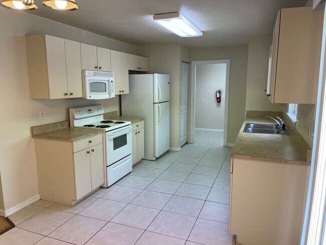 Building Photo - 2 Bedroom/2 Bathroom Apartment