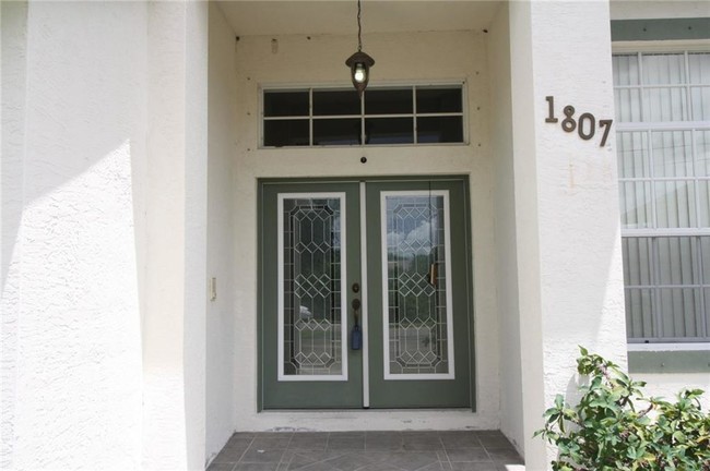 Building Photo - 1807 SW Dalmatian Ave