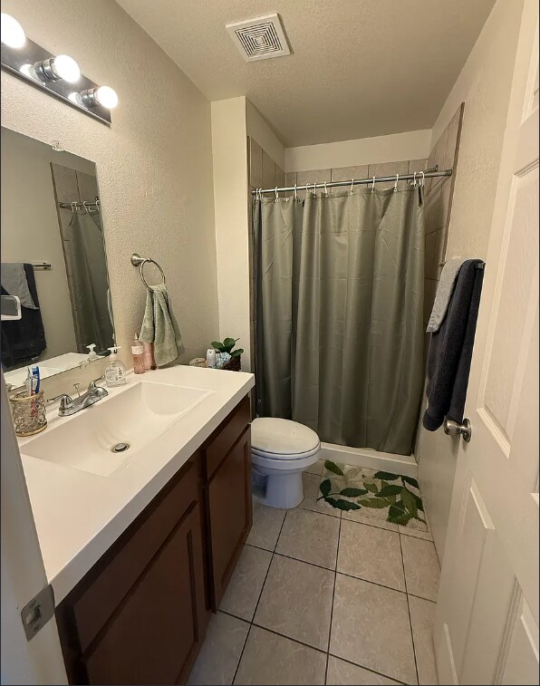 Baño #2 - 439 E Linden St