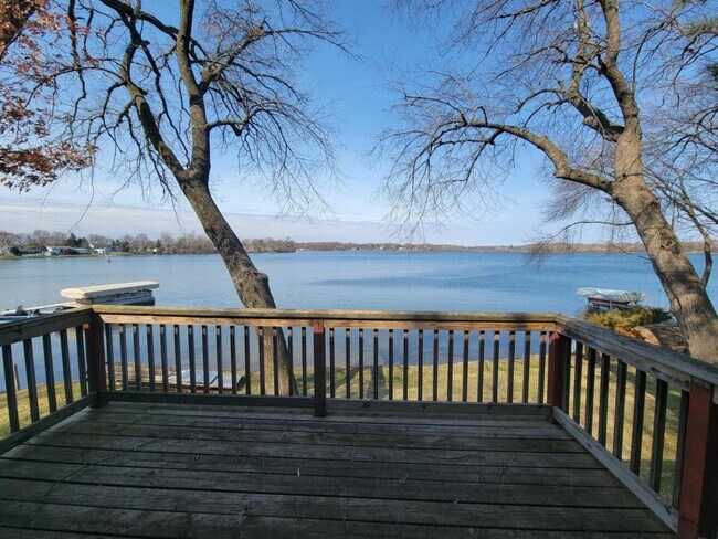 Foto del edificio - 28670 Green Lake Ave.