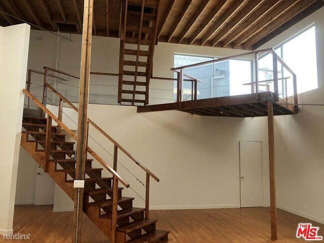 Building Photo - 1 br, 1 bath Condo - 326 Indiana Ave Apt C