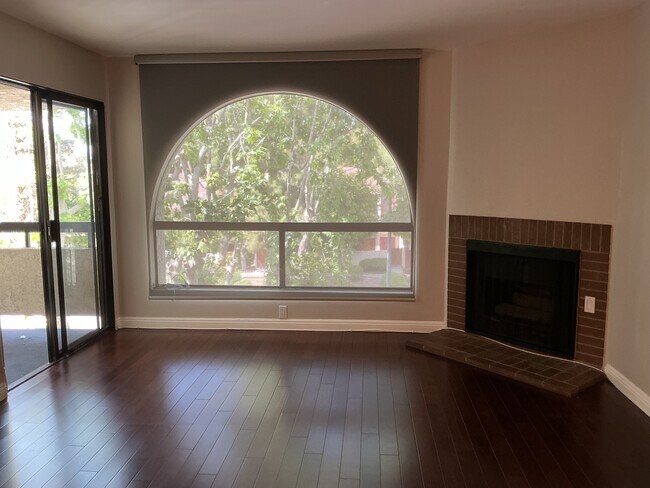 Foto del edificio - 21650 Burbank Blvd