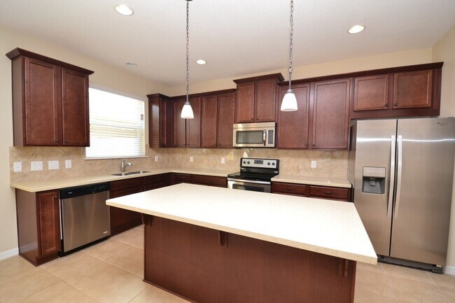 Foto del edificio - Gorgeous Lake View 3 BR 2.5 bath Luxury To...