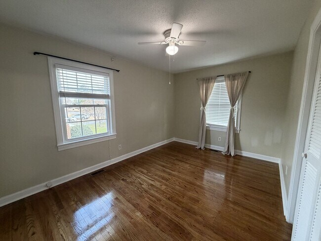 Building Photo - 1204 Rodgers Dr
