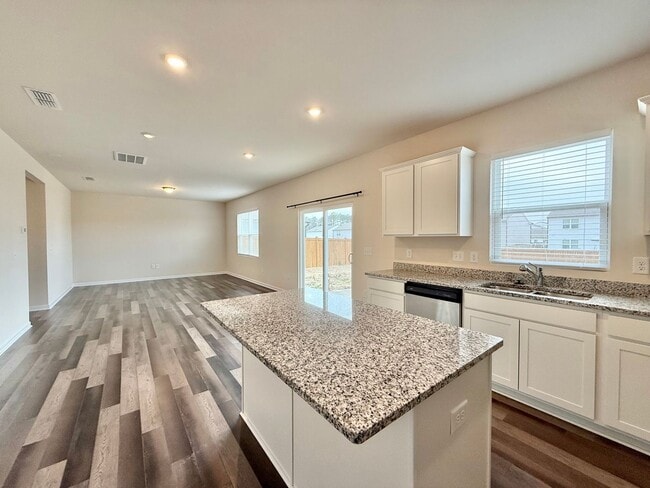 Foto del edificio - Stunning 3BD, 2.5BA Raleigh Home with a Fenced Yard in an HOA Community with Amenities