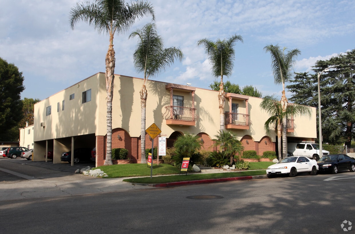 Primary Photo - Halsted Palms Apartments