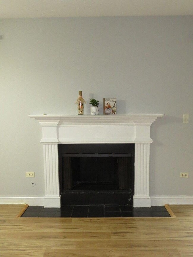Building Photo - 2 bedroom in Naperville IL 60565