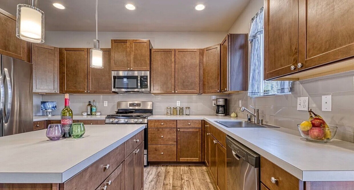 Building Photo - Beautiful home in Port Orchard.