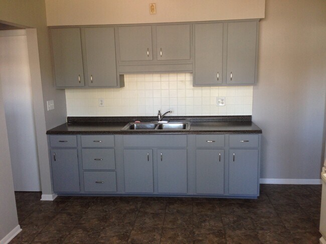 Building Photo - 2415 Midway Dr