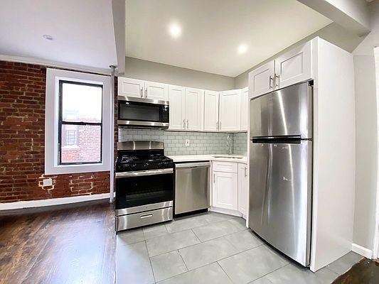 Foto del edificio - 3 bedroom in BRONX NY 10453