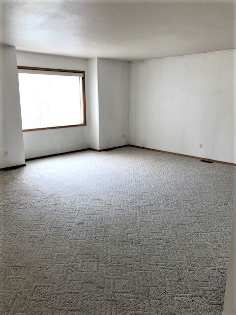 Building Photo - 1724 Lake Elmo Dr
