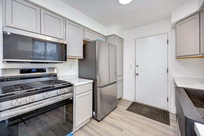 Foto del edificio - Beautifully updated tri-level home ready for move-in