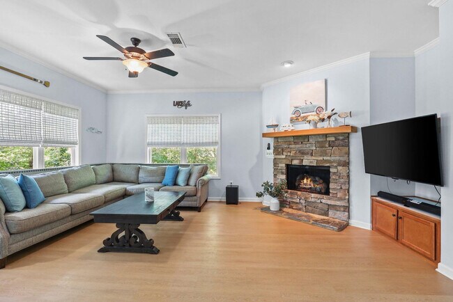 Foto del edificio - 204 Lake Breeze Ln