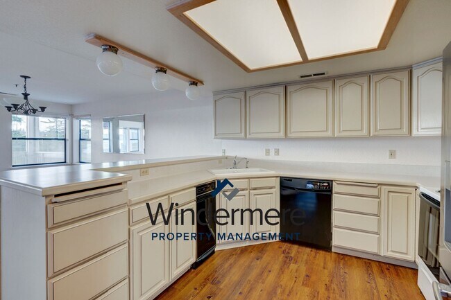 Foto del edificio - 2BR/2BA Condo Overlooking the Bay - Water/Sewer/Garbage included!
