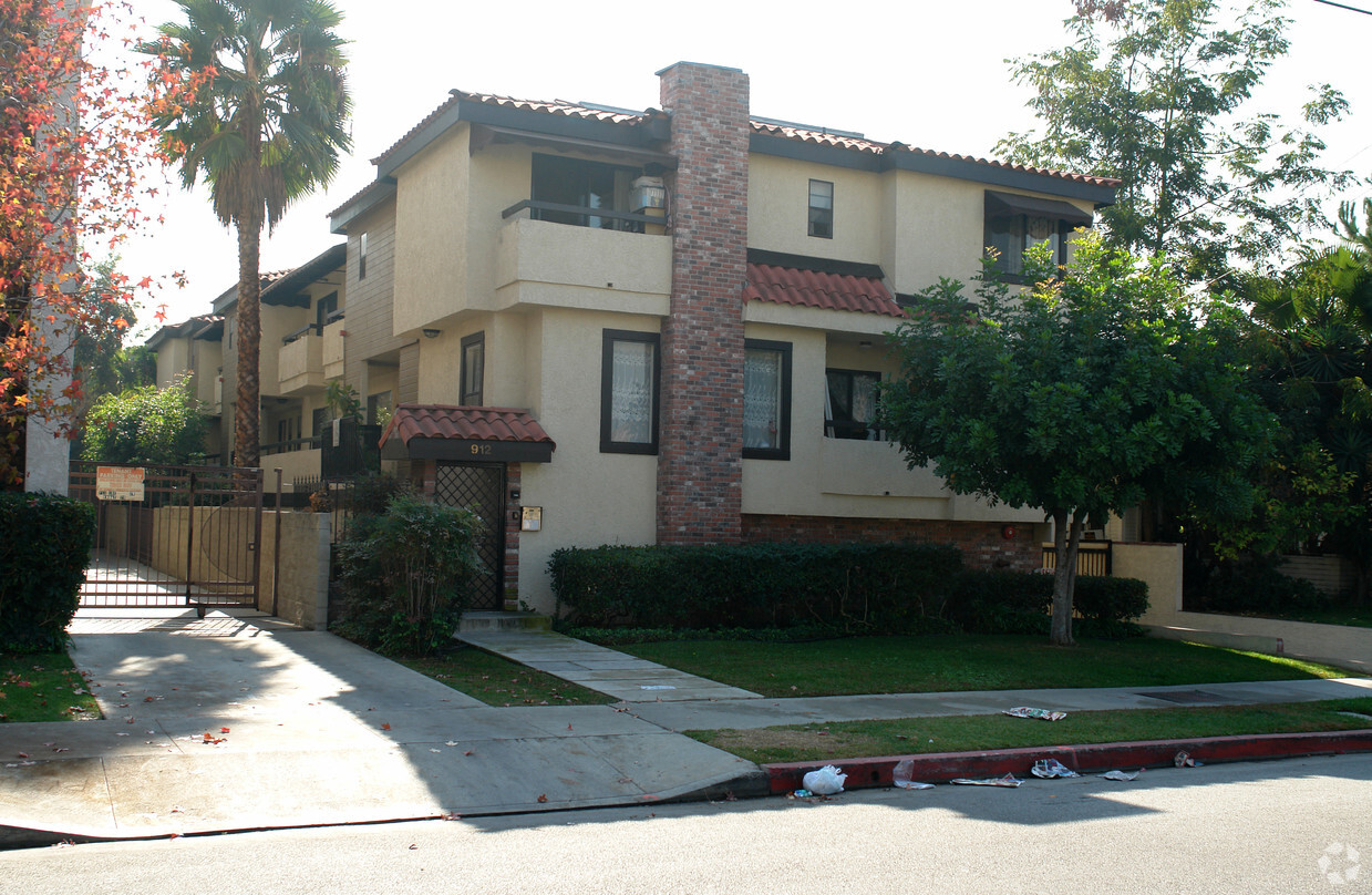 Building Photo - 912 E Maple St