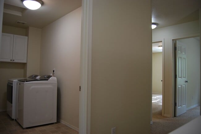 Foto del edificio - Lovely 3 Bed 2.5 Bath Townhome w/ a back D...