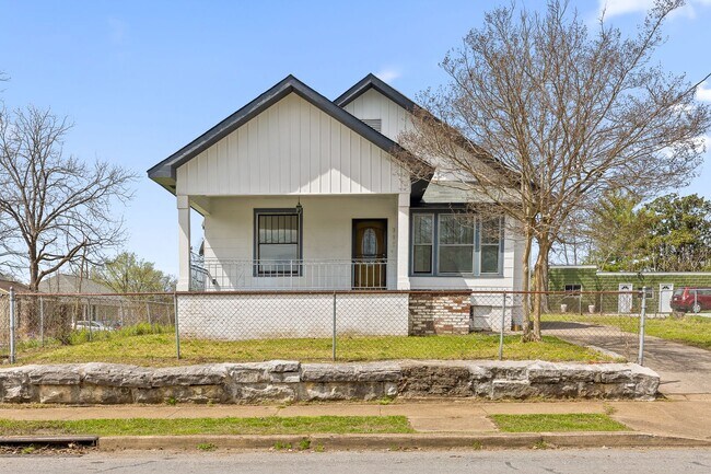 Foto del edificio - Charming + Modern Highland Park Home - 3 Beds, 2 Baths, Fenced Yard, + Plenty of Parking!