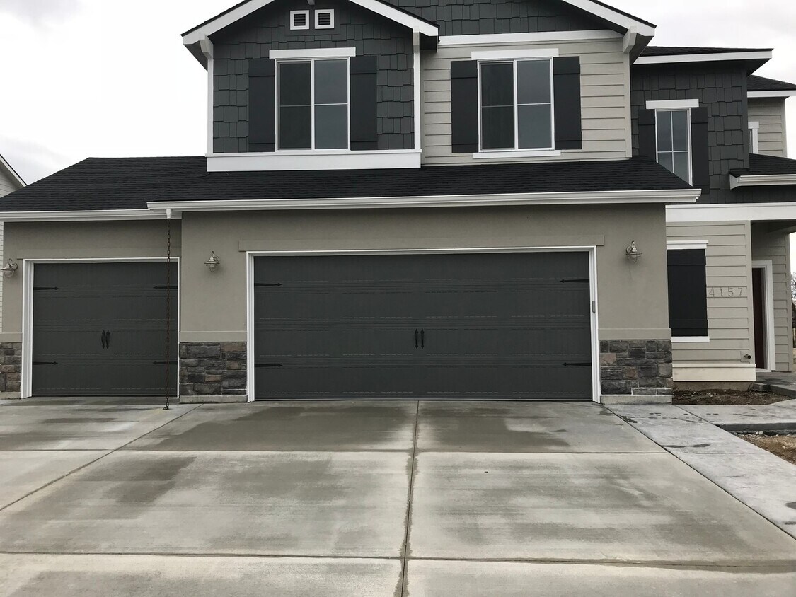 Primary Photo - 4-Bedroom, 2.5-Bath Home with a 3-Car Garage and a Fully Fenced Backyard with No Rear Neighbors.