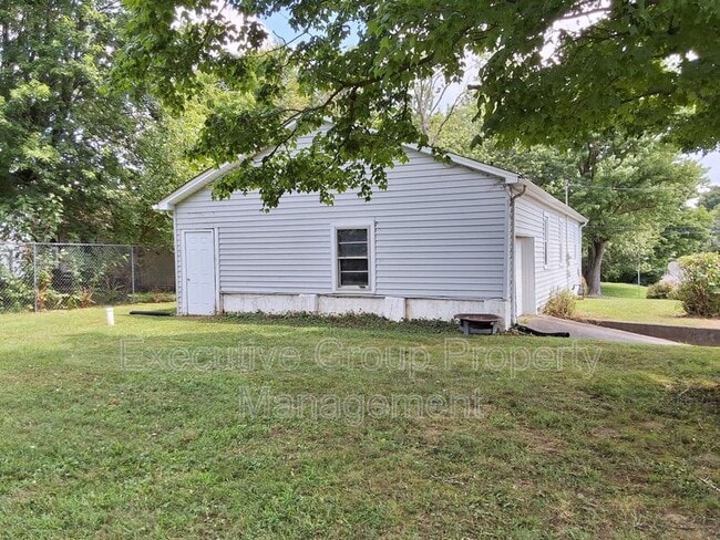 Building Photo - 626 Perry Ave