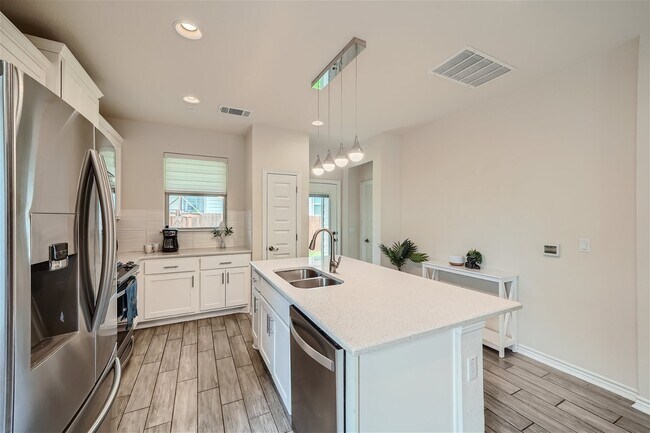 Foto del edificio - 9002 Gage Dr